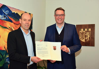 Landrat Volker Boch erhält den Förderbescheid für den Breitbandausbau im Rhein-Hunsrück-Kreis von Digitalisierungsminister Alexander Schweitzer