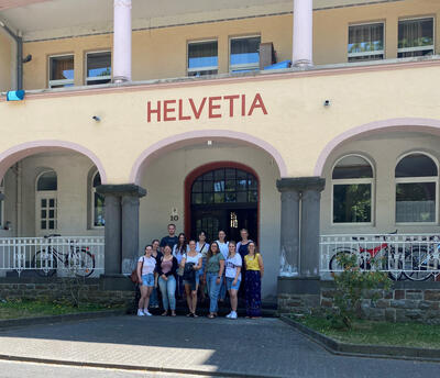 Die Teilnehmenden am Workshop haben sich für ein Erinnerungsfoto vor dem Haus Helvetia versammelt.